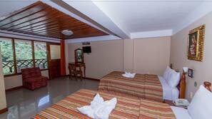 Cofres nos quartos, Wi-Fi de cortesia, roupa de cama