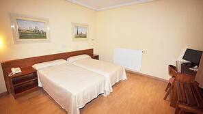 Escritorio, cortinas opacas, tabla de planchar con plancha y wifi gratis