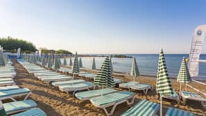 Privatstrand, Liegestühle, Sonnenschirme, Strandtücher