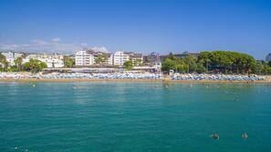 Privatstrand, Liegestühle, Sonnenschirme, Strandtücher