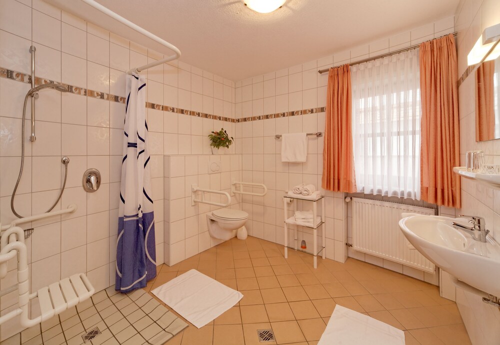 Bathroom, Hotel zum Hirschen in Lam