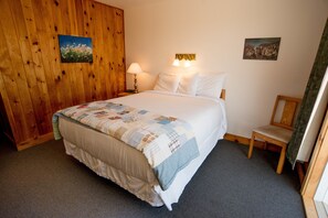 Standard Room, 1 Queen Bed | Desk, free WiFi