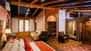 Premium bedding, desk, iron/ironing board, free WiFi
