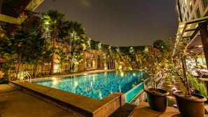 Kolam renang indoor dan kolam renang outdoor