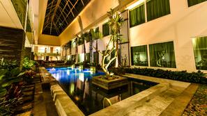 Kolam renang indoor dan kolam renang outdoor