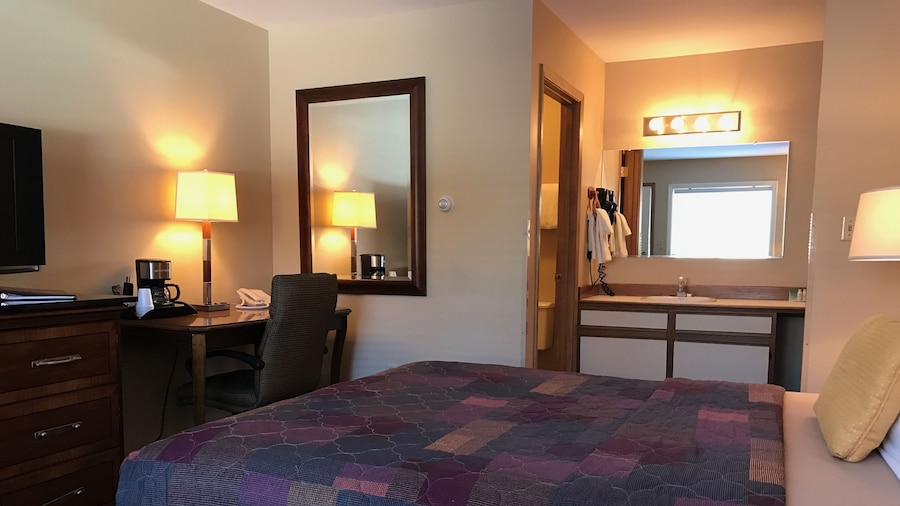Lakeshore Inn & Suites