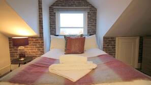 Desk, laptop workspace, iron/ironing board, free WiFi