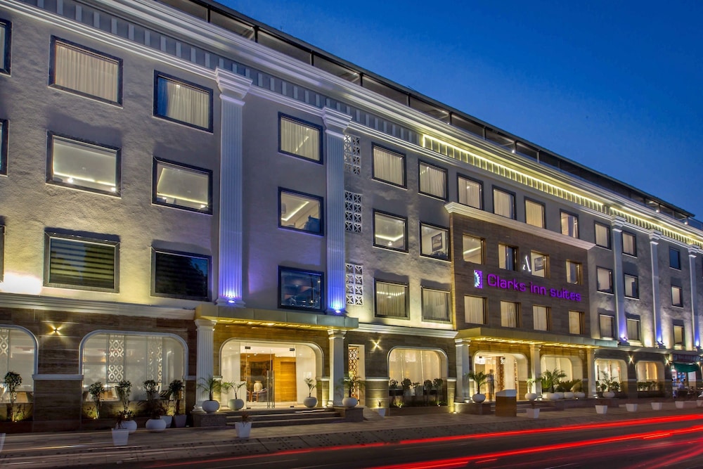 Clarks Inn Suite Gwalior 2018 Reviews Hotel Booking Hotel Front Evening Night Featured Image