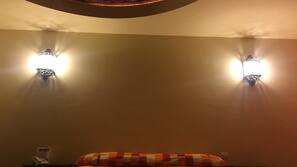 Tabla de planchar con plancha, wifi gratis, ropa de cama