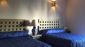 Tabla de planchar con plancha, wifi gratis, ropa de cama