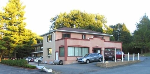 The Warwick Motel and Suites in Newburgh, United States