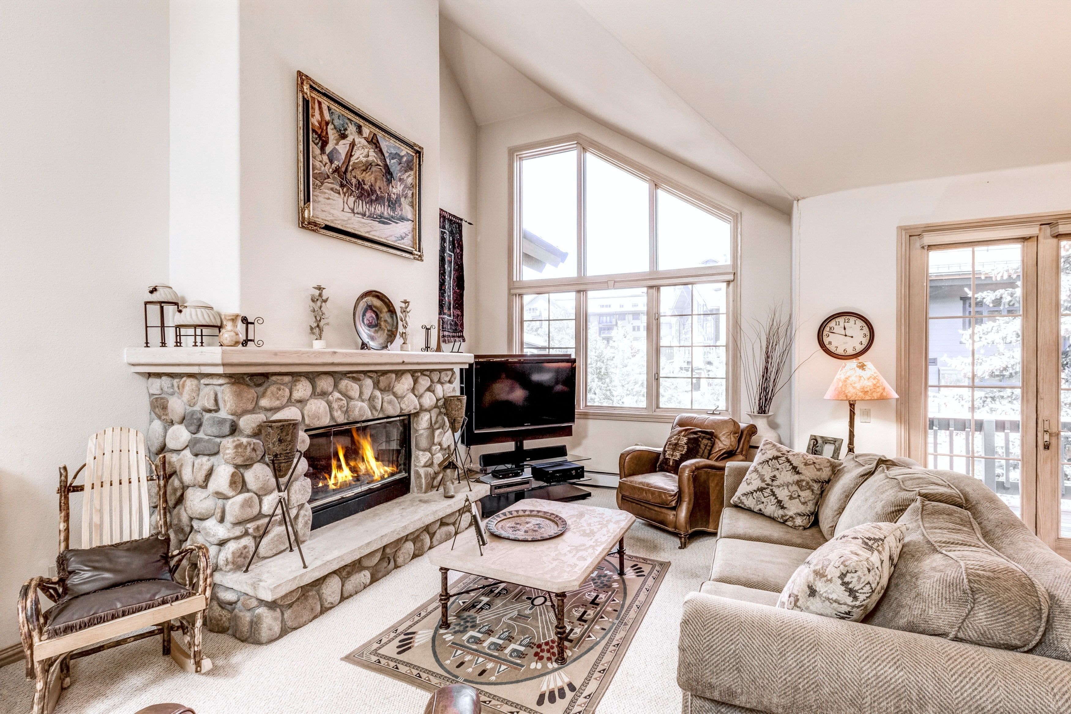 Luxury 4br W/ Hot Tub & Fireplace, Near Ski Resort 4 Bedroom Townhouse in Steamboat Springs, United States