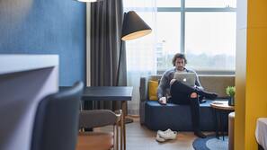 Een kluis op de kamer, een bureau, een laptopwerkplek