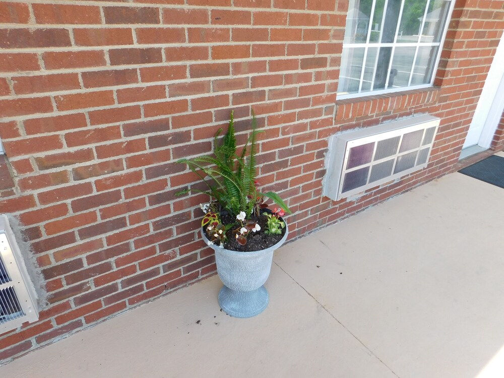 Surry Inn, Dobson 75 Room Prices & Reviews Travelocity