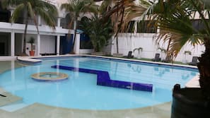 Una piscina al aire libre