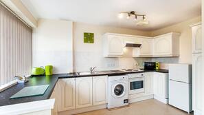 Full-sized fridge, microwave, oven, hob