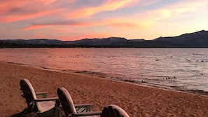 Praia particular, espreguiçadeiras, guarda-sóis, toalhas de praia