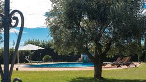 Piscina stagionale all'aperto, ombrelloni da piscina, lettini
