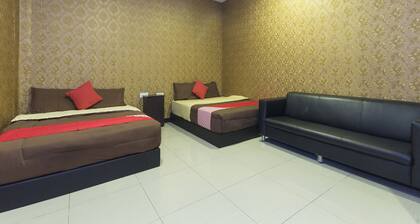 OYO 439 Night Queen Hotel