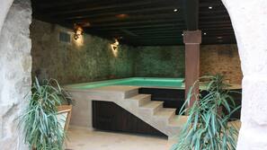 Piscine couverte, chaises longues