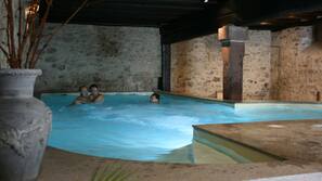 Piscine couverte, chaises longues