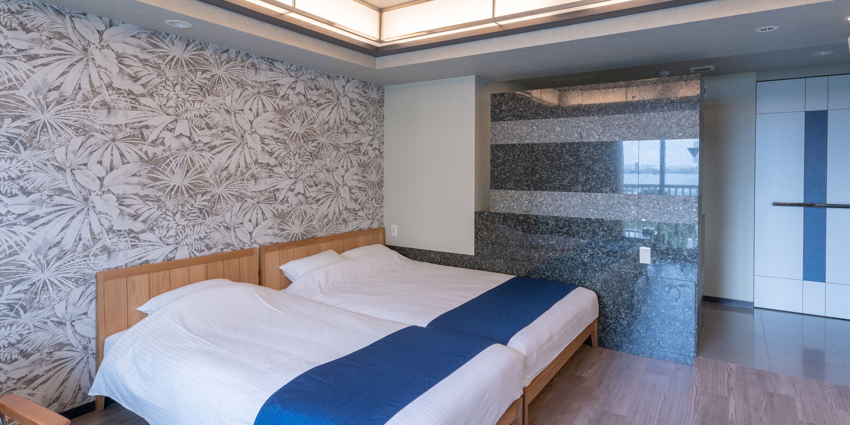 客室ごとに異なる装飾、客室ごとに異なるインテリア、防音設備、アイロン / アイロン台