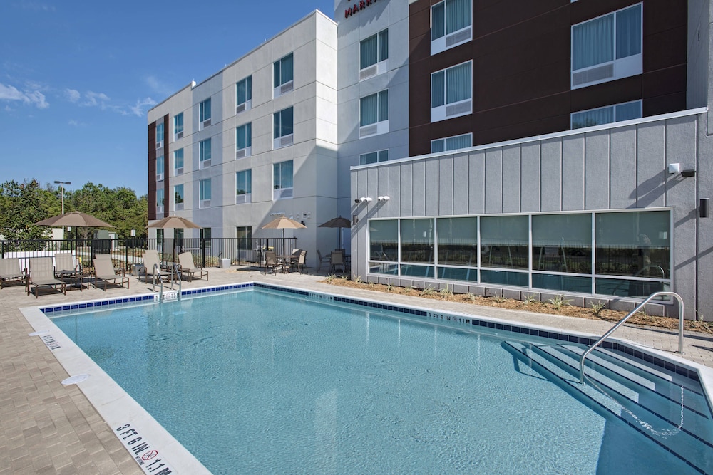 Outdoor pool, TownePlace Suites by Marriott Lakeland