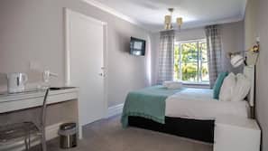 Desk, soundproofing, iron/ironing board, free WiFi