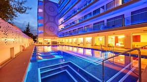 2 piscinas al aire libre, sombrillas, tumbonas