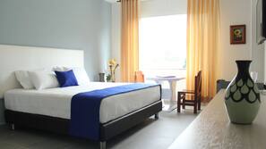 Minibar, escritorio, tabla de planchar con plancha y wifi gratis