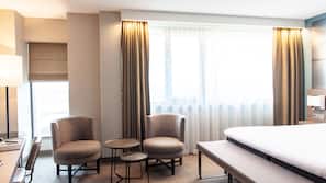 Een kluis op de kamer, een bureau, babybedden, extra bedden