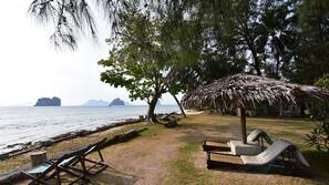Am Strand, Strandbar, Kajakfahren