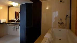 Minibar, coffre-forts dans les chambres, accès Internet