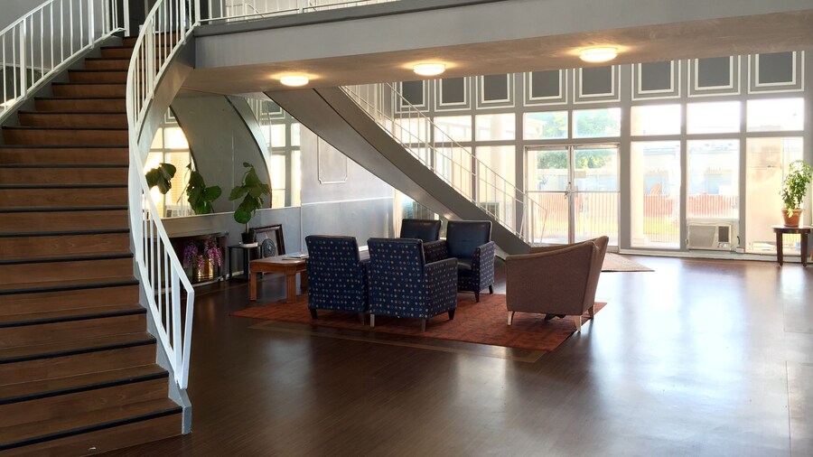 Bella Vista Inn & Suites
