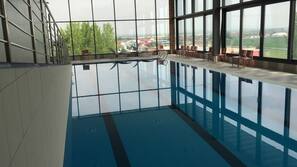 Piscine couverte, chaises longues