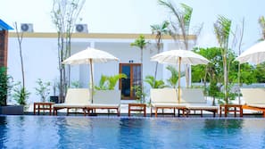 Piscine extérieure, parasols de plage, chaises longues