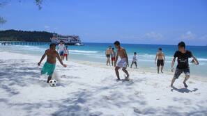 Plage, sable blanc, chaises longues, parasols