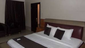 Premium bedding, in-room safe, desk, laptop workspace
