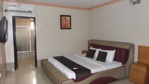 Premium bedding, in-room safe, desk, laptop workspace