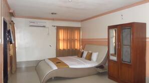 Premium bedding, in-room safe, desk, laptop workspace