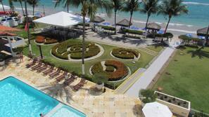 Piscina externa, funciona das 9h00 às 18h00, guarda-sóis
