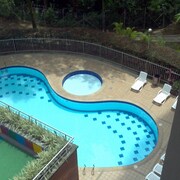 hoteles con piscina en el poblado