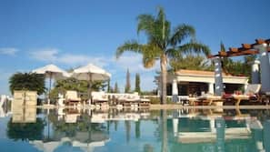 Piscine extérieure, parasols de plage, chaises longues