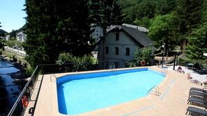 Una piscina al aire libre de temporada