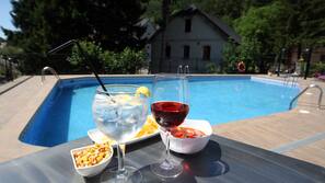 Una piscina al aire libre de temporada