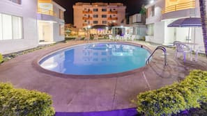 Una piscina al aire libre