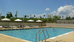 Una piscina al aire libre