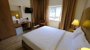 Hochwertige Bettwaren, Minibar, Zimmersafe, Schreibtisch