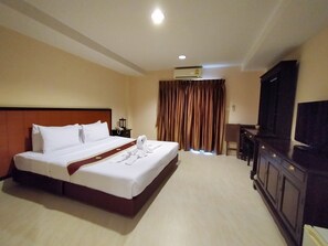 Deluxe Double Room | Free minibar, individually decorated, desk, laptop workspace
