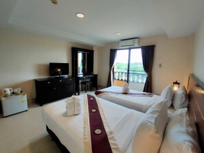 Deluxe Twin Room | Free minibar, individually decorated, desk, laptop workspace